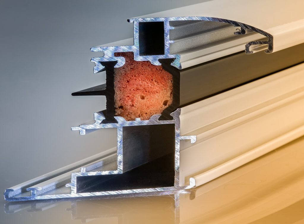 Ventana de aluminio con persiana para optimizar el uso de energía - Home  Solution